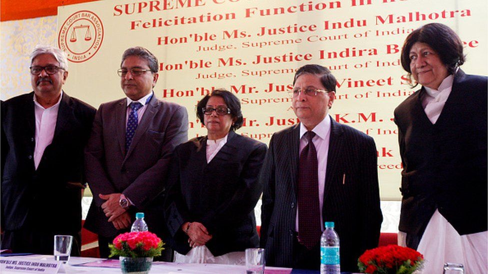 Главный судья Индии Дипак Мишра и судья Инду Малхотра во время поздравления, организованного Коллегией адвокатов Верховного суда (SCBA) в Нью-Дели. (