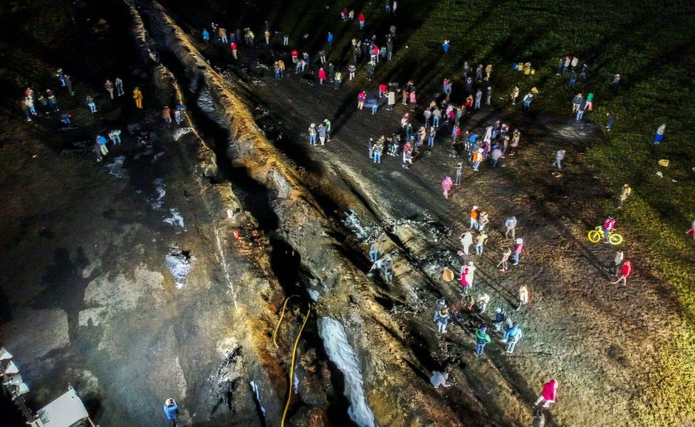 Resultado de imagen para Una imagen de la dramática explosión del gasoducto de Pemex. Murieron 137 personas.