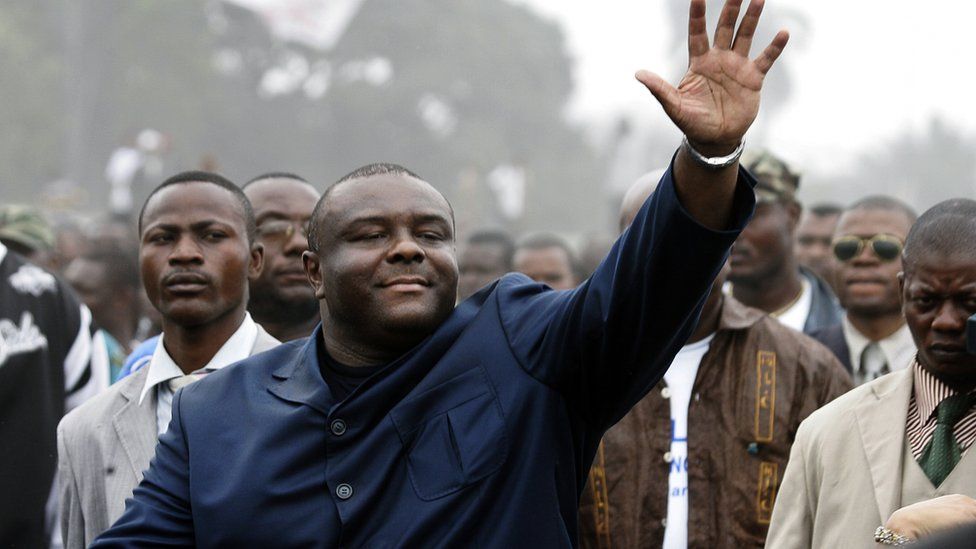 DR Congo's Jean Pierre Bemba walks surrounded by his security detail and with around 20,000 people along the main highway in Kinshasa on 27 July 2006 before reaching a campaigning rally.