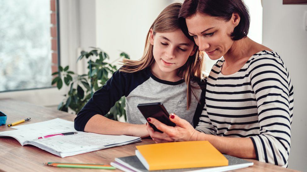 A qué edad se les debe dar celulares a los niños? - BBC News Mundo