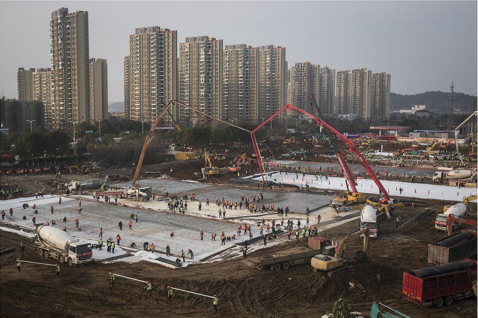 Hundreds of construction workers and heavy machinery build Huoshenshan hospital