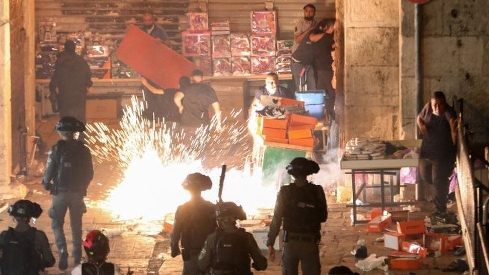 Palestinians and Israeli police clash in Jerusalem. Photo: 8 May 2021