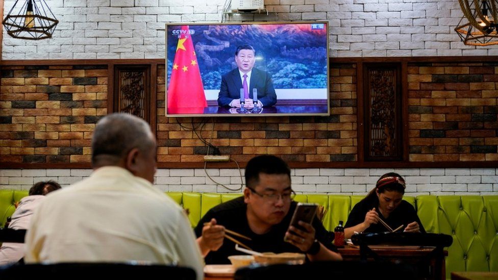 Prezydent Chin Xi Jinping przemawia za pośrednictwem łącza wideo podczas ceremonii otwarcia Międzynarodowych Targów Handlu Usługami w Chinach 2021 w Szanghaju.