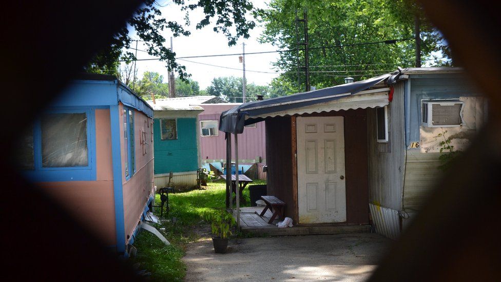 Algunas de las casas rodantes donde vivían las personas que fueron arrestadas.