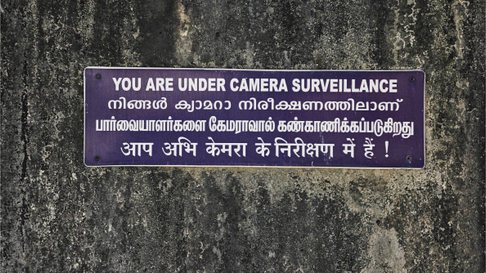 Знак «Вы находитесь под наблюдением камер» на стене в Падманабхапураме, Тамил Наду, Индия, 12 февраля 2020 г.