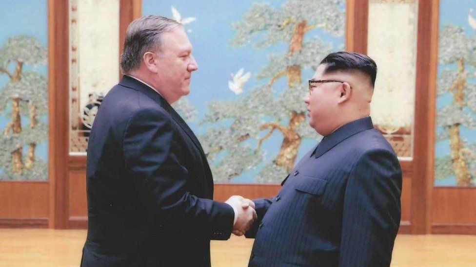 Mr Pompeo shakes hands with Mr Kim
