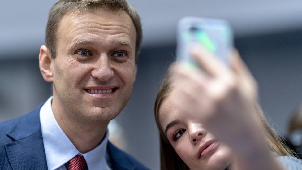 Alexei Navalny poses for a selfie with a student in Strasbourg, 15 November 2018