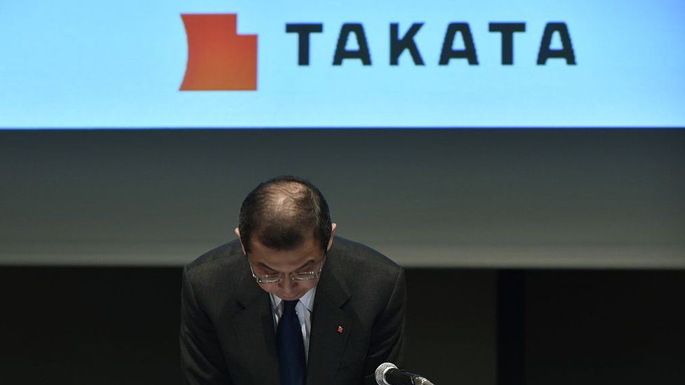 Japanese parts supplier Takata Corp President Shigehisa Takada bows before a press conference in Tokyo on November 4, 2015
