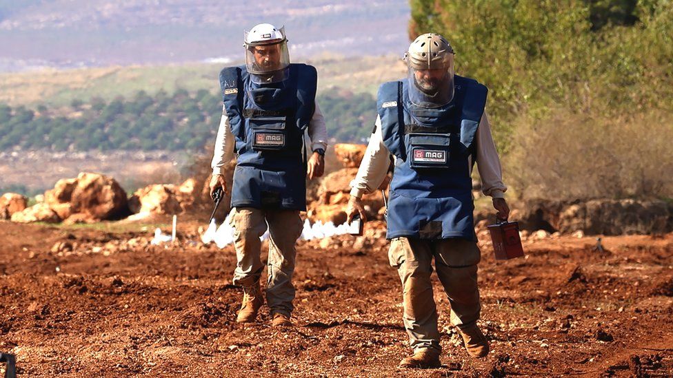 Члены Консультативной группы по минам (MAG) работают на полях Ливана