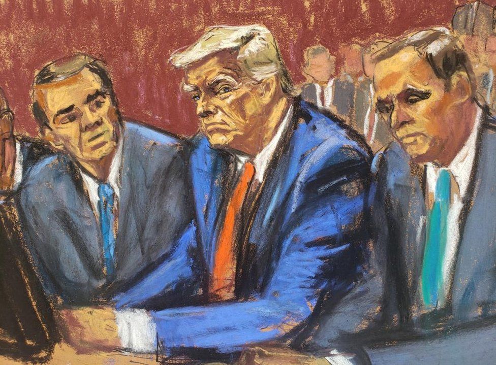 Судебный эскиз показывает Дональда Трампа в суде в Майами в синем костюме в окружении его адвокатов Криса Кисе и Тодда Бланша