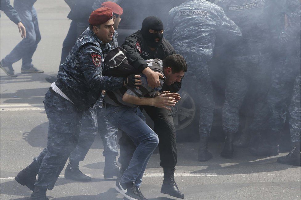 Police make a arrest in Yerevan, 22 April