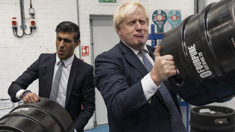Rishi Sunak and Boris Johnson lifting beer kegs