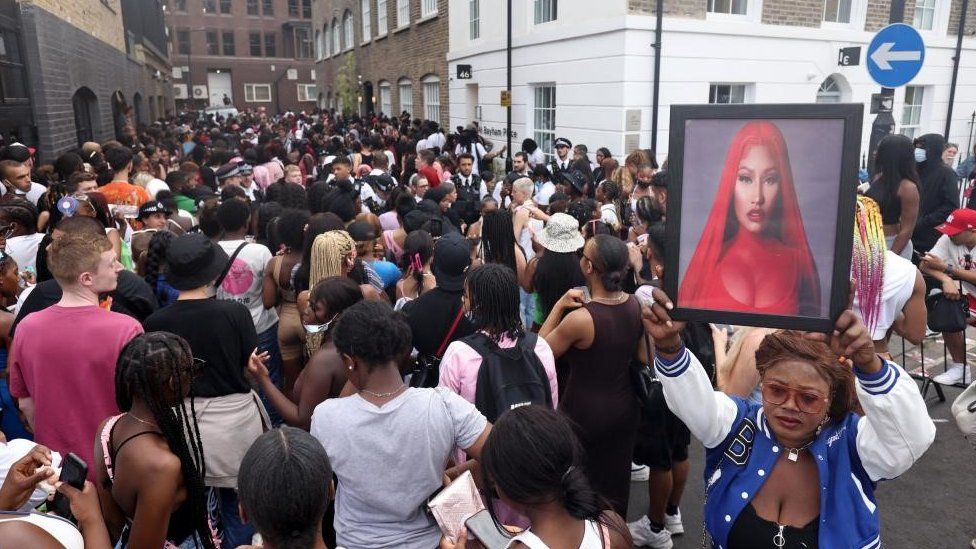 Fans queue up to see Nicki Minaj