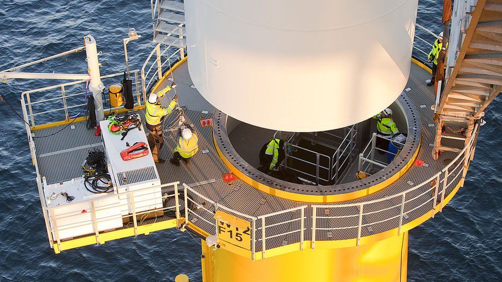 Constructing an offshore wind turbine