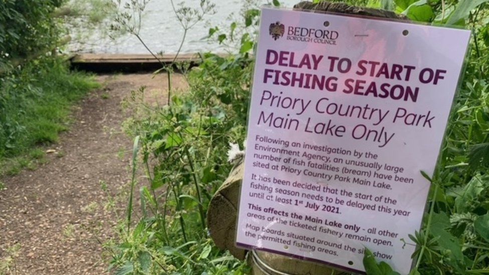 Sign saying delay to fishing season at Priory Country Park