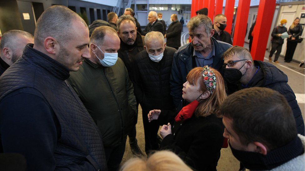 Родственники раненых и погибших в автокатастрофе ждут новостей перед больницей Пирогова в Софии, Болгария 23 ноября 2021 г.