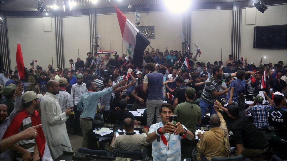 Iraq's Moqtada Sadr returns to spotlight in political crisis - BBC News