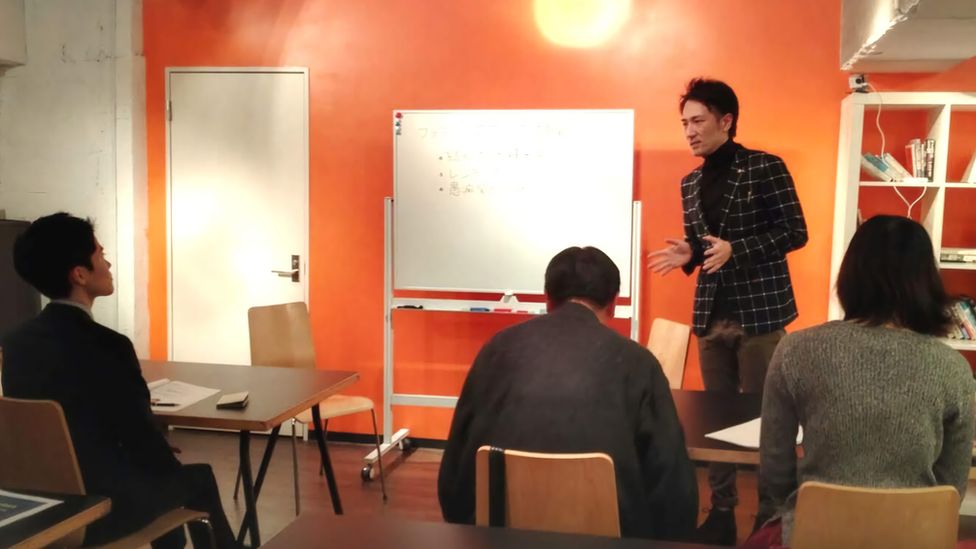 Yuichi Ishii instrui funcionários sobre as regras da empresa