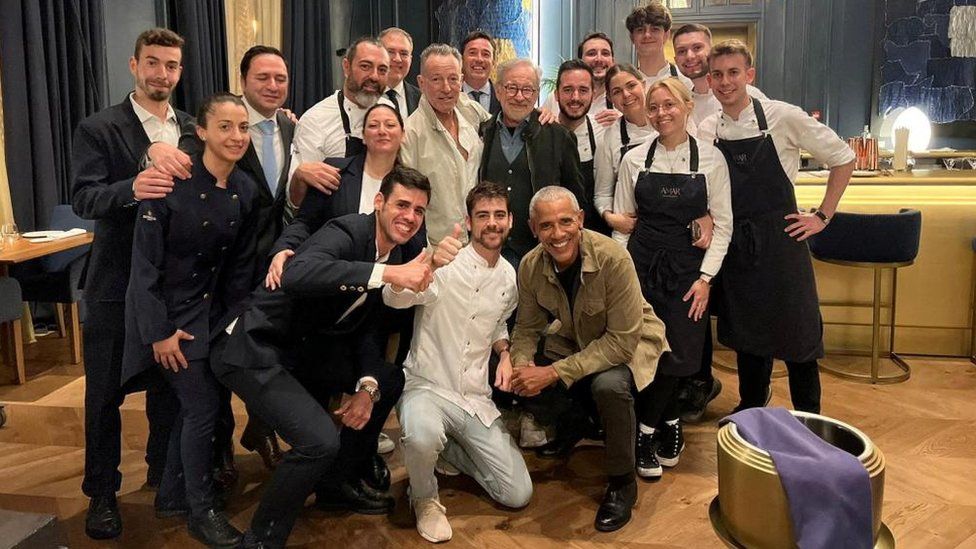 Former US President Barack Obama, singer Bruce Springsteen and film director Steven Spielberg with the staff at Amar's restaurant in Barcelona