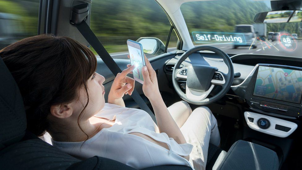 Женщины разговаривают по телефону в беспилотном автомобиле