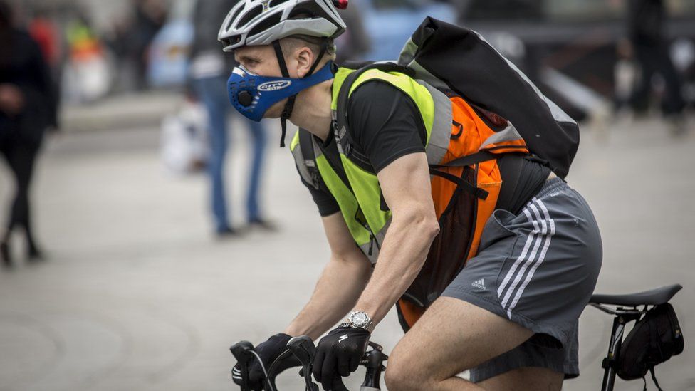Cyclists wear masks against pollution in London