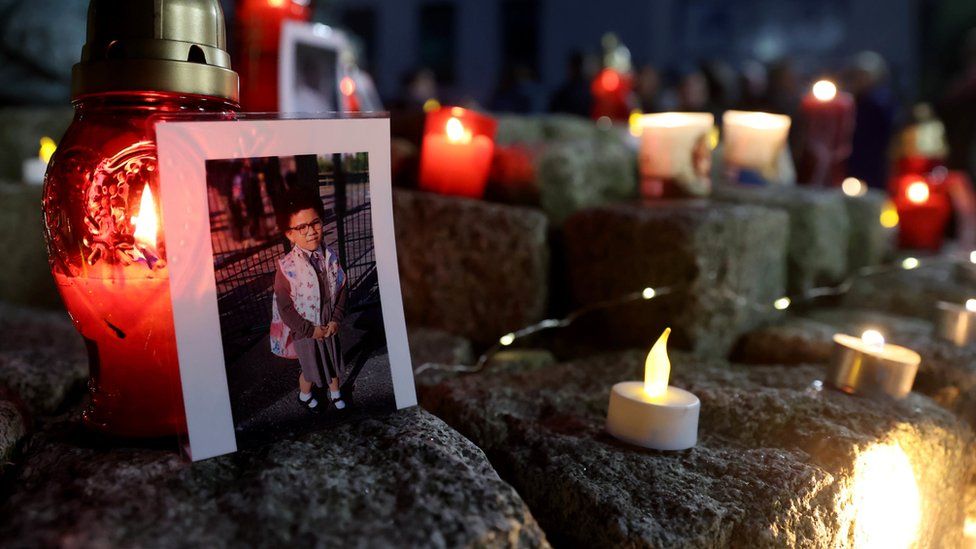 Фотография самой юной жертвы взрыва, пятилетней Шоны Фланаган Гарве, поставленной среди свечей на пикете Леттеркенни