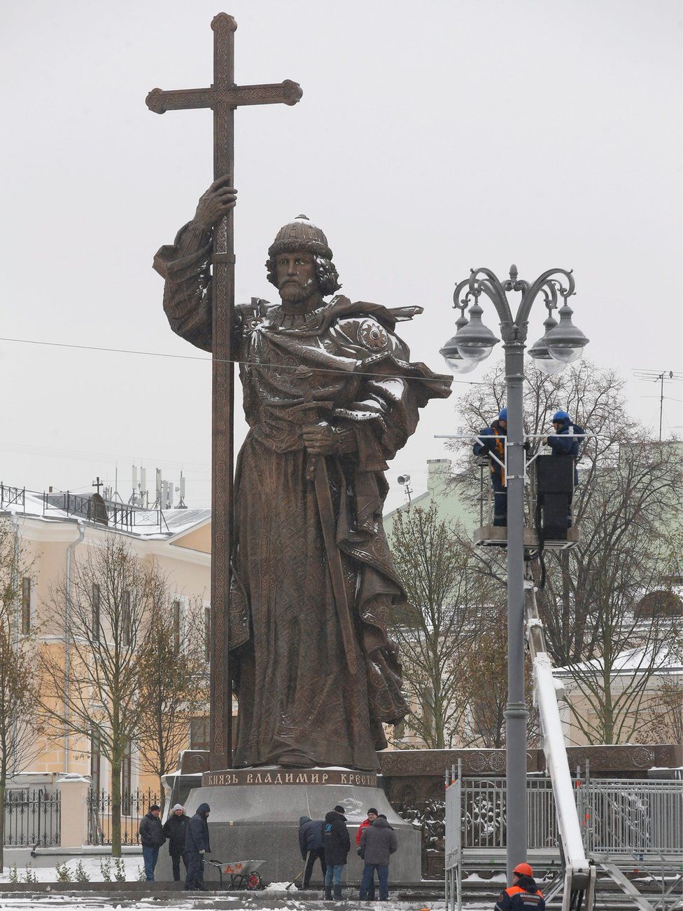 Municipal workers make the last preparations for unveiling the monument to St Vladimir in front of the Kremlin in Moscow, Russia, 3 November 2016