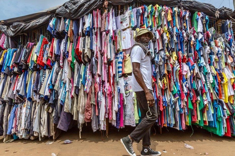 Amah walking through Hezranawoe Market