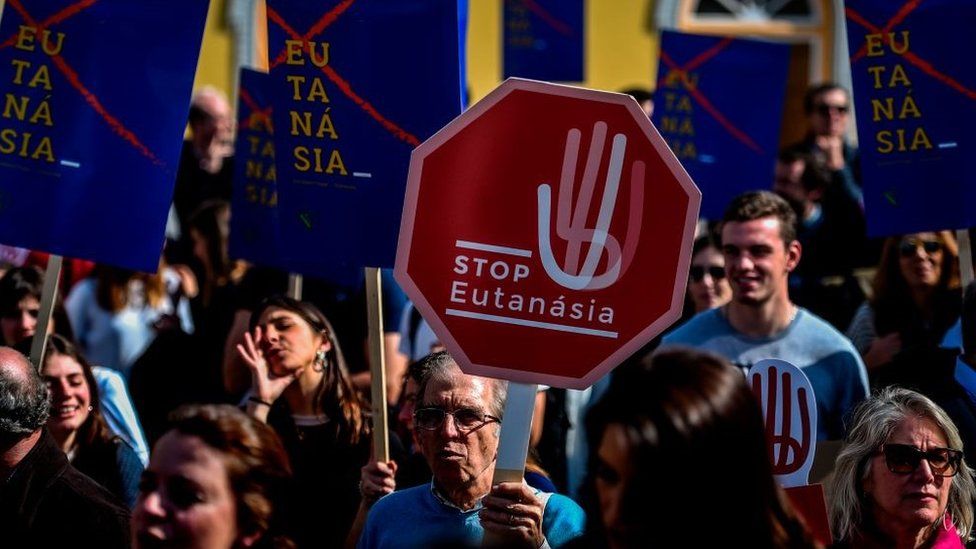 Люди вышли на акцию протеста против декриминализации эвтаназии перед парламента 20 февраля 2020 года в Лиссабоне