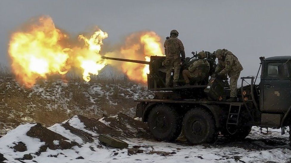 Ukrainian soldiers fire an anti-aircraft gun at a position near Bakhmut, eastern Donetsk region. Photo: 4 February 2023