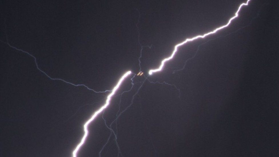 Loud Bangs As Lightning Strikes Planes Over London Bbc News 