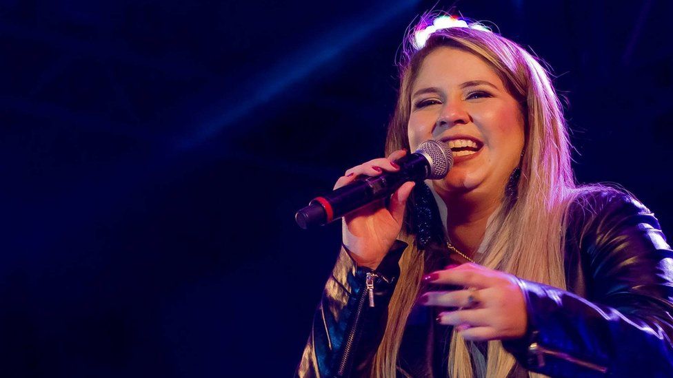 Popular Brazilian singer Marilia Mendonca dies in plane crash aged 26 along  with four others