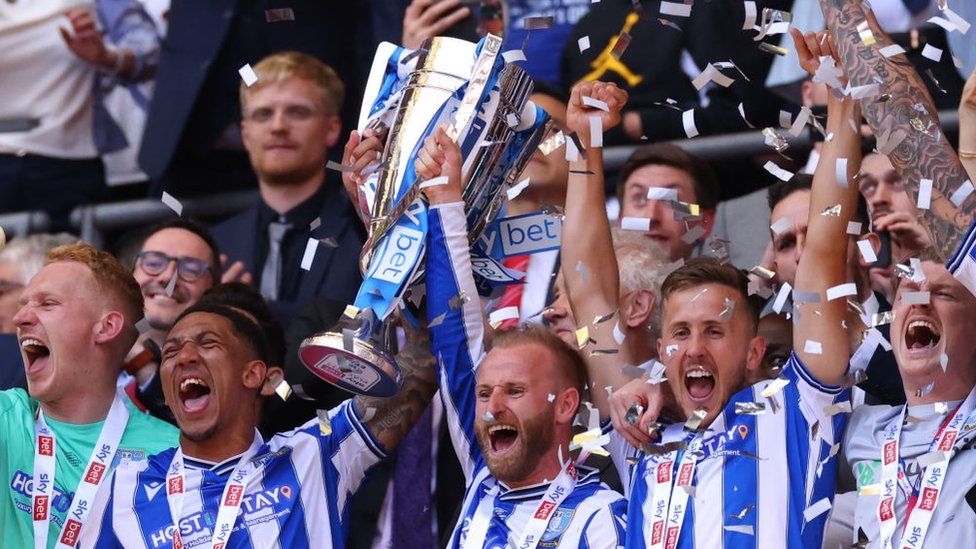 Sheffield Wednesday: Thousands Applaud Play-off Winners - BBC News