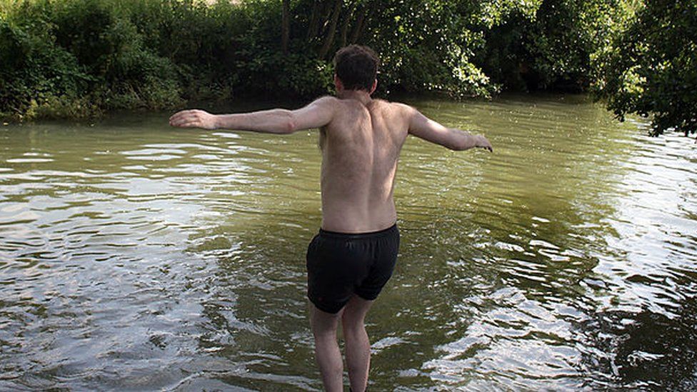 Hombre saltando al río