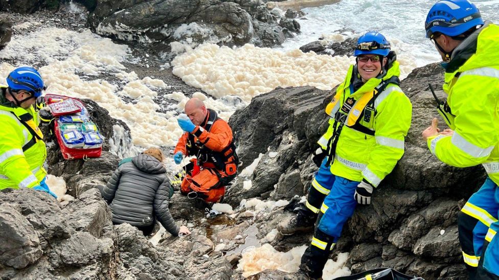 Man with suspected broken leg rescued from Cornish cove - BBC News