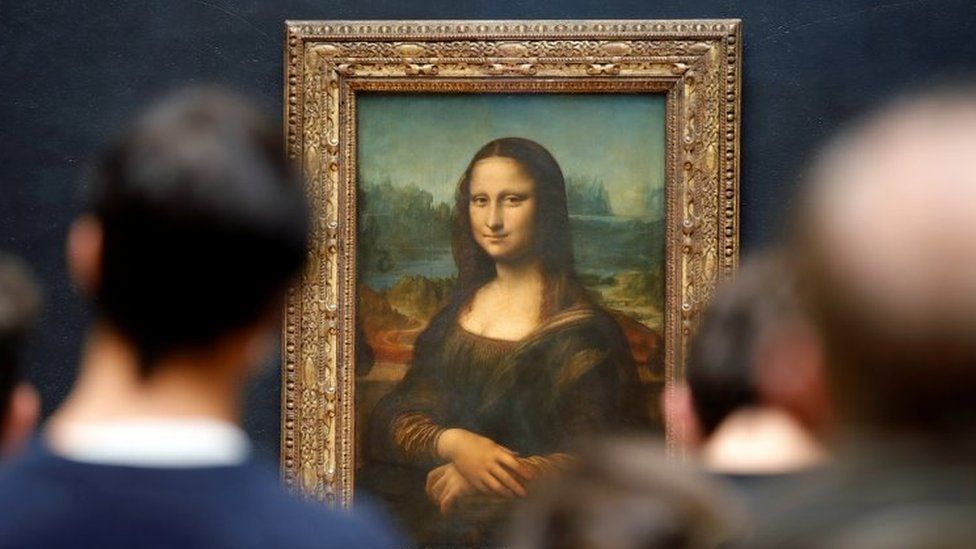 Visitors admire Leonardo da Vinci's Mona Lisa at Paris' Louvre museum. Photo: May 2021