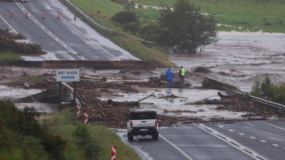 Вид на размытую дорогу между Бот-Ривьером и Каледоном после проливных дождей в Западно-Капской провинции, Южная Африка, 25 сентября 2023 г.