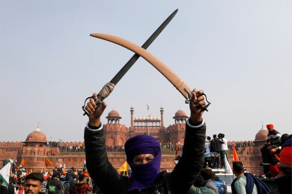 Фермер держит меч во время акции протеста против законов о фермерских хозяйствах, введенных правительством, в историческом Красном форте в Дели, Индия, 26 января 2021 г.