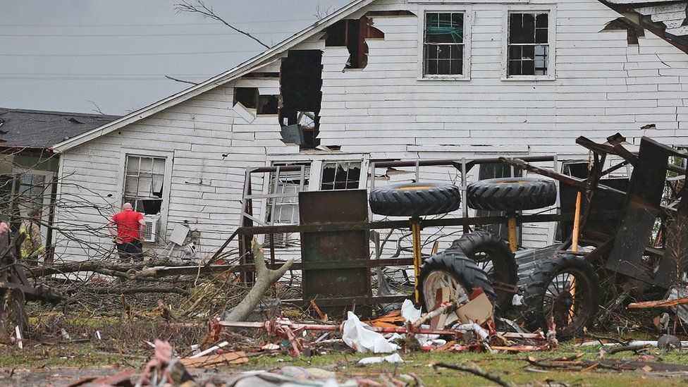 Three dead as tornadoes hit southern US - BBC News