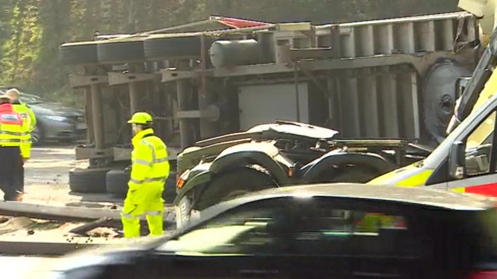 Disruption after lorry crashes on M40 BBC News