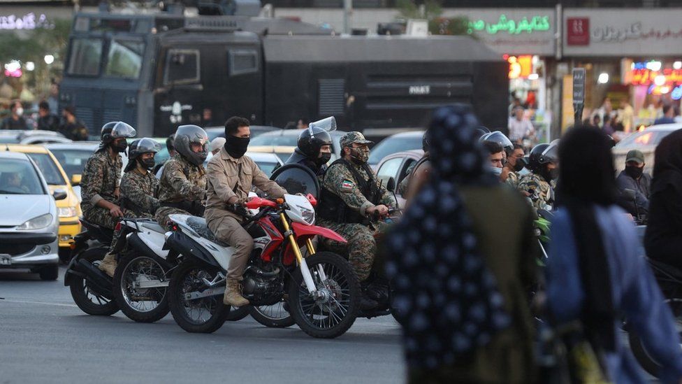 Архивное фото: иранские сотрудники ОМОНа на мотоциклах во время антиправительственных протестов в Тегеране, Иран (3 октября 2022 г.)