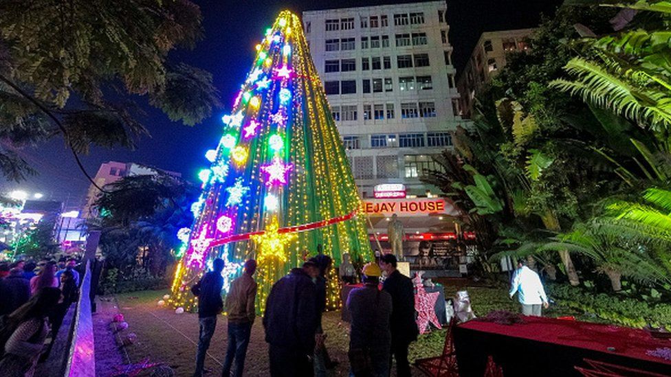 Рождественская елка перед празднованием Рождества в Калькутте, Индия, 21 декабря 2021 года.