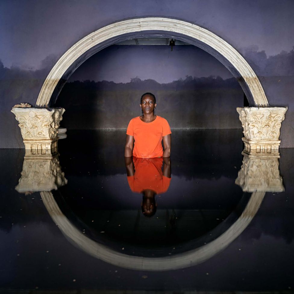 Эруабай Асе стоит в паводковой воде в своем доме в муниципалитете Огбия, штат Байелса, Нигерия, ноябрь 2022 г.