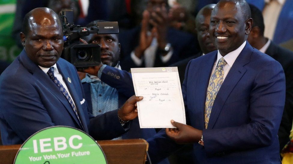 Уильям Руто и кандидат в президенты от Объединенного демократического альянса (UDA) и политической коалиции Кении Кванза реагируют на объявление победителем президентских выборов в Кении в Национальном подсчетном центре IEBC в Бомас, Кения, в Найроби, Кения, 15 августа 2022 г.