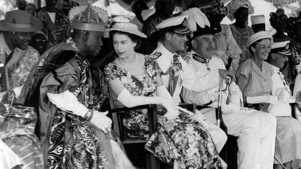 La reine Elizabeth avec le chef Oba Adenji-Adele II