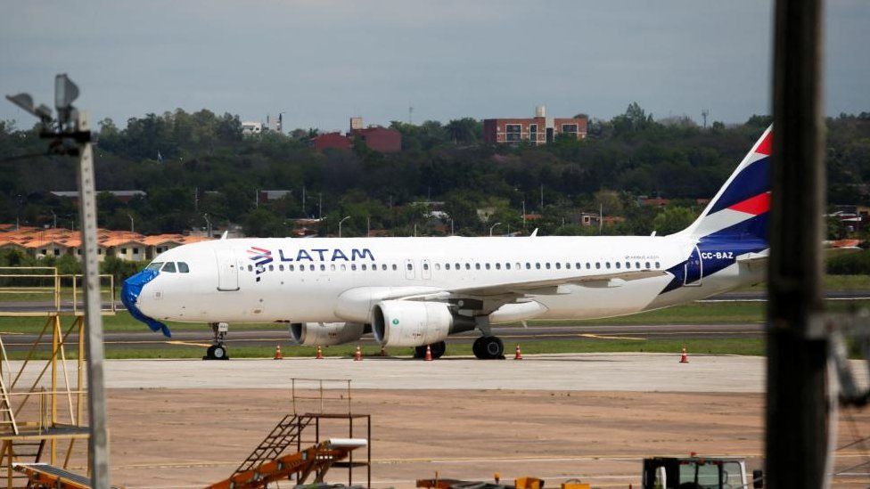 Самолет из Латинской Америки припарковался в международном аэропорту Сильвио Петтиросси в Парагвае 27 октября