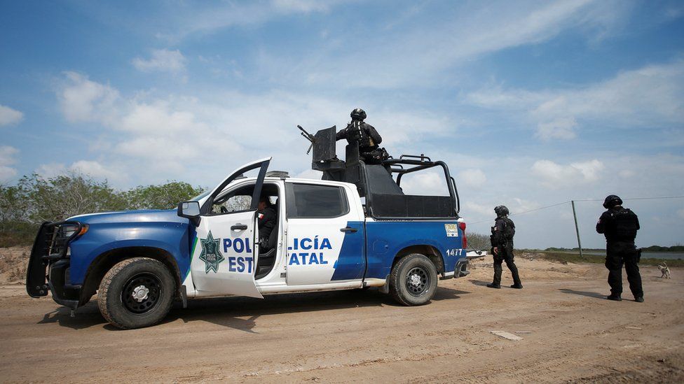 Các sĩ quan cảnh sát bang túc trực tại hiện trường nơi nhà chức trách tìm thấy thi thể của hai trong số bốn người Mỹ bị các tay súng bắt cóc, ở Matamoros, Mexico, ngày 7/3/202