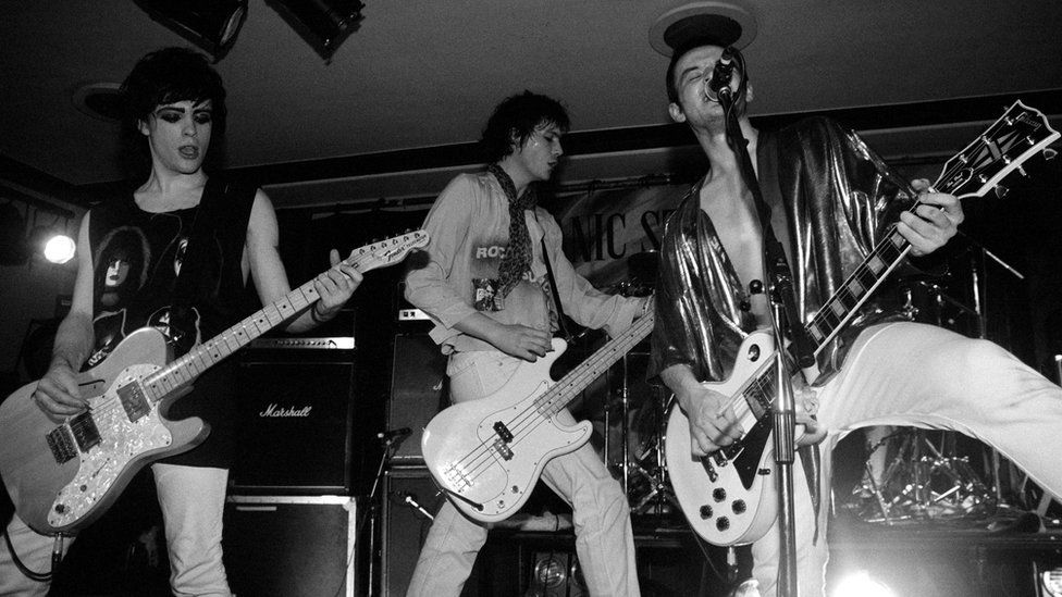 (Слева направо) Ричи Эдвардс, Ники Уайр и Джеймс Дин Брэдфилд выступают в 1991 году перед выпуском дебютного альбома Manics Generation Terrorists