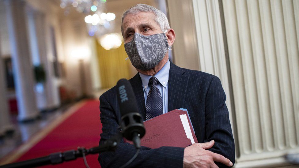 Энтони Фаучи, директор Национального института аллергии и инфекционных заболеваний, носит защитную маску во время разговора с представителями СМИ