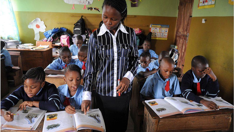Дети учатся в классе в Нигерии